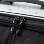 Detailaufnahme der Reißverschlüsse an einem schwarzen Rucksack