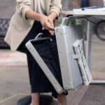 eine Frau öffnet eine Aktentasche