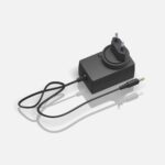 ein schwarzes Netzkabel mit einem Stecker