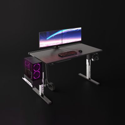einen Gaming-Computertisch mit zwei Monitoren und einer Tastatur