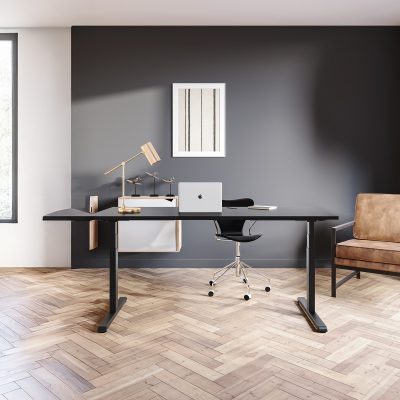 ein Laptop auf einem Steelforce Schreibtisch