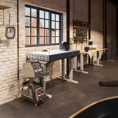 eine Schweißermaske auf einem Schweißtisch